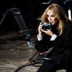 Kylie Minogue începe o nouă eră lansând piesa "Lights Camera Action"