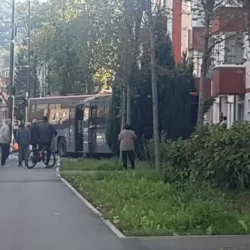 Un autobuz plin cu călători a fost implicat într-un accident. Cinci oameni au ajuns la spital!