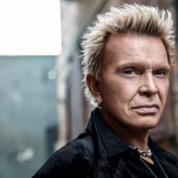 La 69 de ani, Billy Idol încă dansează pe scena punk-rock și o face cu aceeași bucurie din primii ani