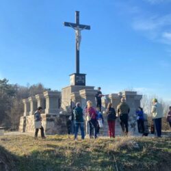 Devoțiune în Postul Mare la Monumentul-Cruce de pe Dealul Crucii din Reșița