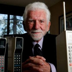 Lumea nu-i ştie sau i-a uitat. Oameni care au inventat componente şi tehnologii esenţiale pentru electronicele de astăzi - Martin Cooper, telefonul mobil